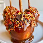 Halloween Caramel Apples with Candy Toppings: A Classic Treat!